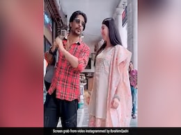 कनॉट प्लेस के गलियारों में डीडीएलजे के सीन रीक्रिएट करते दिखे शाहरुख खान, वीडियो में जानें क्या है माजरा कनॉट प्लेस के गलियारों में डीडीएलजे के सीन रीक्रिएट करते दिखे शाहरुख खान, वीडियो में जानें क्या है माजरा