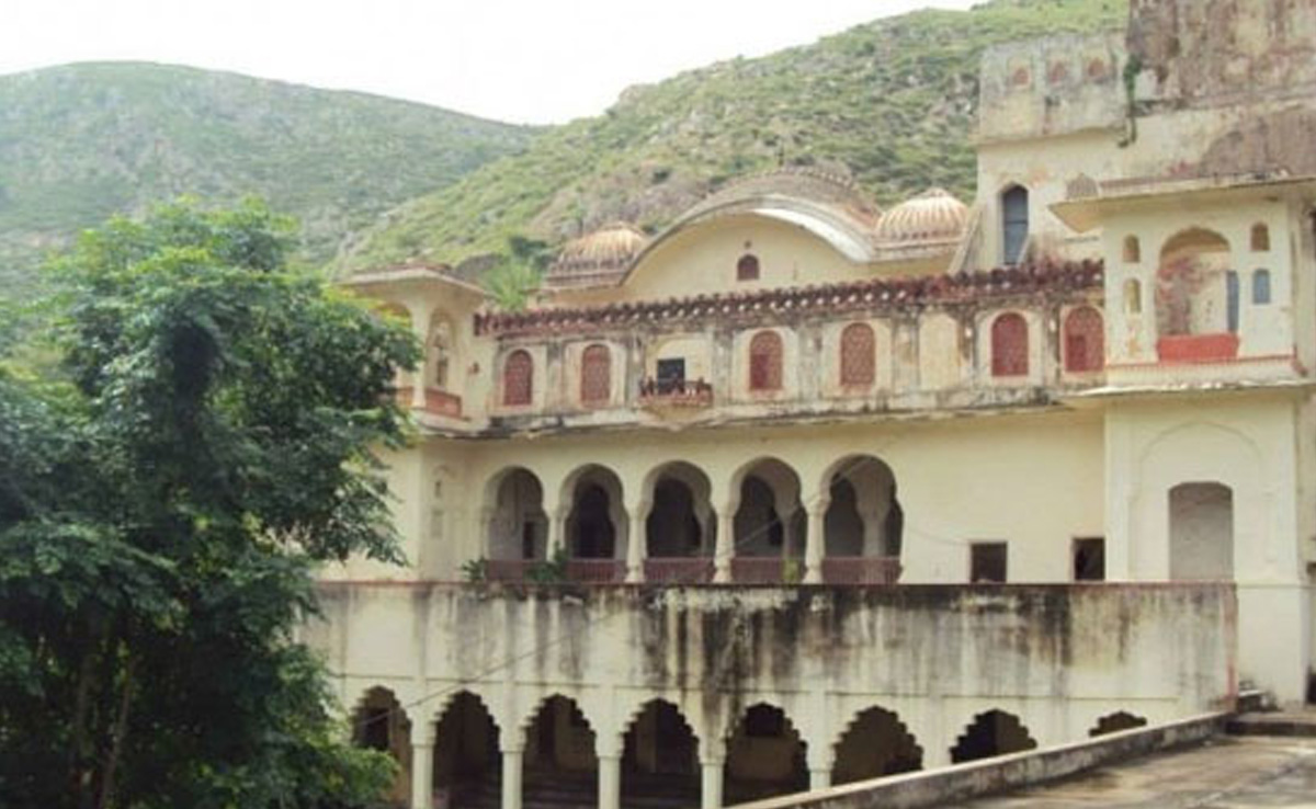 आकर्षक महलों के साथ ग्रामीण संस्कृति की भी झलक मिलती है दौसा में