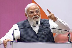 पीएम मोदी ने विपक्षी गठबंधन पर बोला हमला, कहा- परिवारवाद की नीति पर आधारित गठबंधन खतरनाक है पीएम मोदी ने विपक्षी गठबंधन पर बोला हमला, कहा- परिवारवाद की नीति पर आधारित गठबंधन खतरनाक है