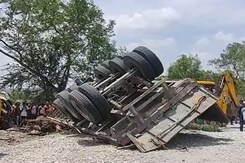 9 Killed As Truck Hits Multiple Vehicles, Crashes Into <i>Dhaba</i> In Maharashtra 9 Killed As Truck Hits Multiple Vehicles, Crashes Into <i>Dhaba</i> In Maharashtra
