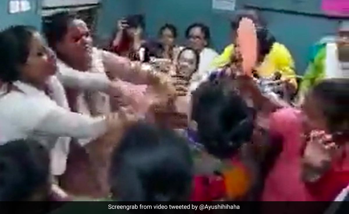 Video: Women Passengers Slap, Punch And Pull Each Other's Hair Inside Kolkata Local