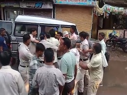 मुरैना: कोर्ट परिसर से हथियार के दम पर पर रेप के आरोपी का अपहरण, पुलिस ने युवक को ढूंढ निकाला मुरैना: कोर्ट परिसर से हथियार के दम पर पर रेप के आरोपी का अपहरण, पुलिस ने युवक को ढूंढ निकाला