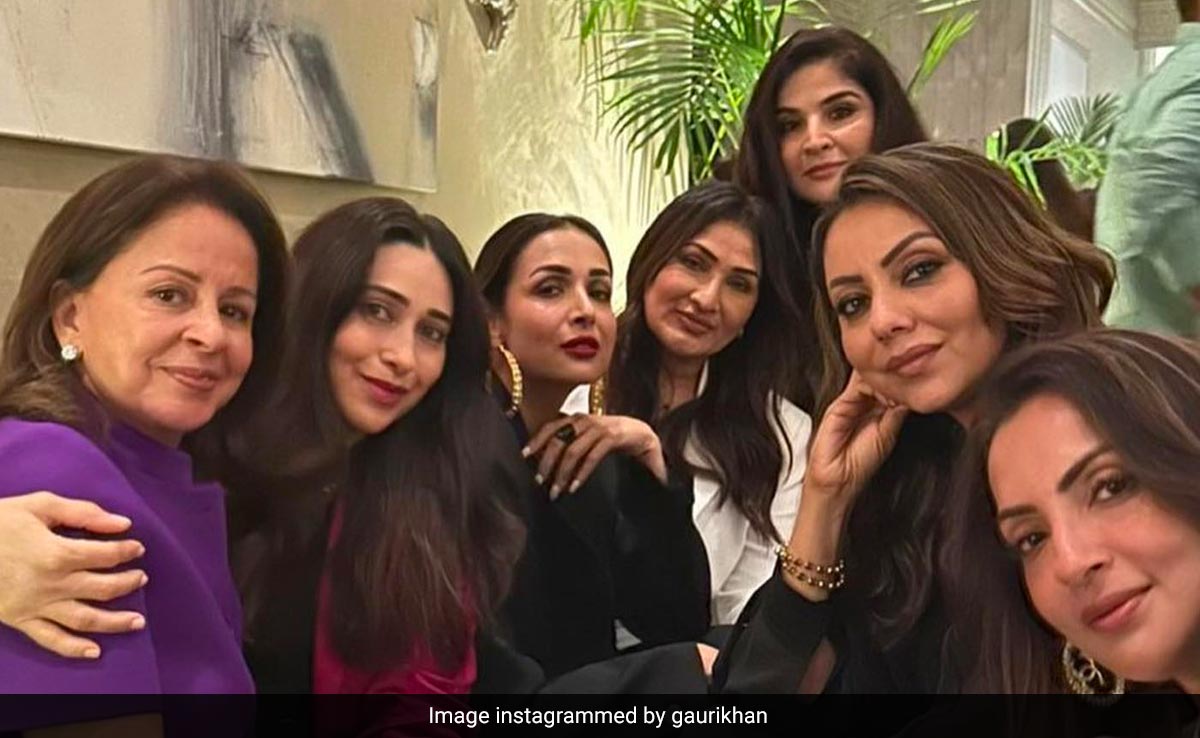 Gauri Khan's Movie Night With Karisma Kapoor, Malaika Arora And Other Friends