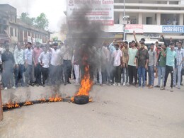 बारिश से हुए जलभराव के चलते गड्ढे में गिरकर छात्र की मौत, भड़के लोगों ने टायर जलाकर किया विरोध प्रदर्शन बारिश से हुए जलभराव के चलते गड्ढे में गिरकर छात्र की मौत, भड़के लोगों ने टायर जलाकर किया विरोध प्रदर्शन