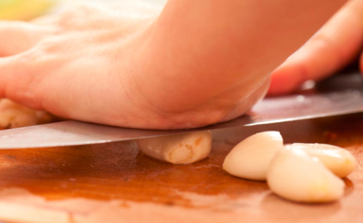 हाई कॉलेस्ट्रोल से हैं परेशान तो लहसुन का इन 4 तरीकों से कर लें सेवन, डायबिटीज में भी दिखता है इसका असर 