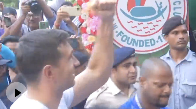 Argentina Goalkeeper Martinez Inaugurates Mohun Bagan's Pele-Maradona-Sobers Gate