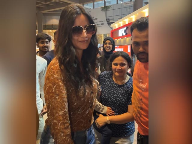 Katrina Kaif Mobbed By Fans At Airport