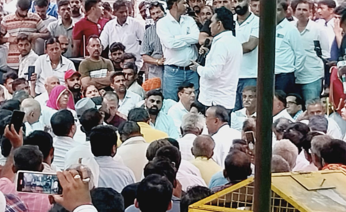 केंद्रीय मंत्री के काफिले की गाड़ी से कुचलकर युवक की मौत, परिवार की मांगों पर सहमति के बाद धरना खत्म