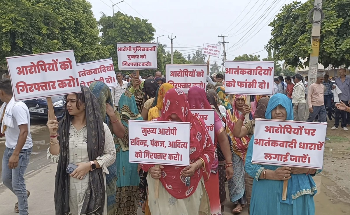 गैंगस्टर कुलदीप हत्याकांड : SP ऑफिस पहुंचे परिजन, पुलिसकर्मी के भी शामिल होने का लगाया आरोप