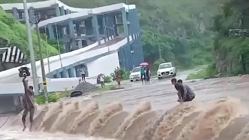 उदयपुर में भारी बारिश : उफनती नदी पार करने की कोशिश में पुल पर फंसकर रह गए दो युवक
