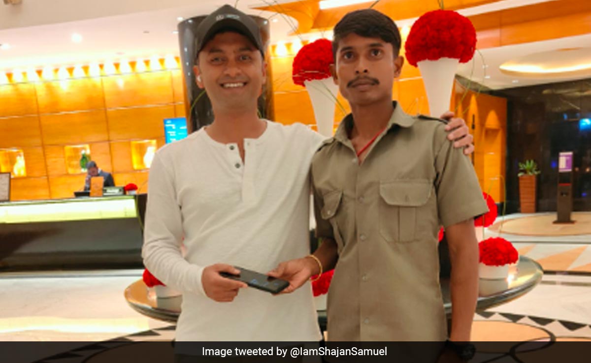 Taxi Driver Returns Mobile Phone That Man Forgot In His Cab, Wins Hearts