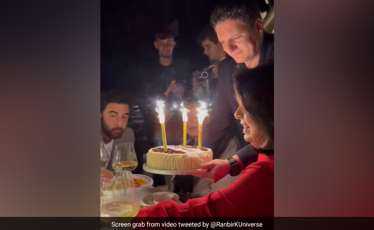 Spot Ranbir Kapoor In Mom Neetu Kapoor's Birthday Celebration In Italy. Video Inside