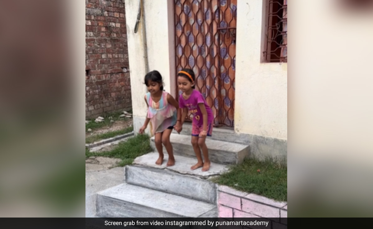 घर के बाहर बनीं सीढ़ियों पर खेल रही हैं बच्चियां, तस्वीर की सच्चाई जान फटी रह जाएंगी आंखें