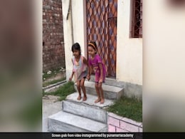 घर के बाहर बनीं सीढ़ियों पर खेल रही हैं बच्चियां, तस्वीर की सच्चाई जान फटी रह जाएंगी आंखें घर के बाहर बनीं सीढ़ियों पर खेल रही हैं बच्चियां, तस्वीर की सच्चाई जान फटी रह जाएंगी आंखें