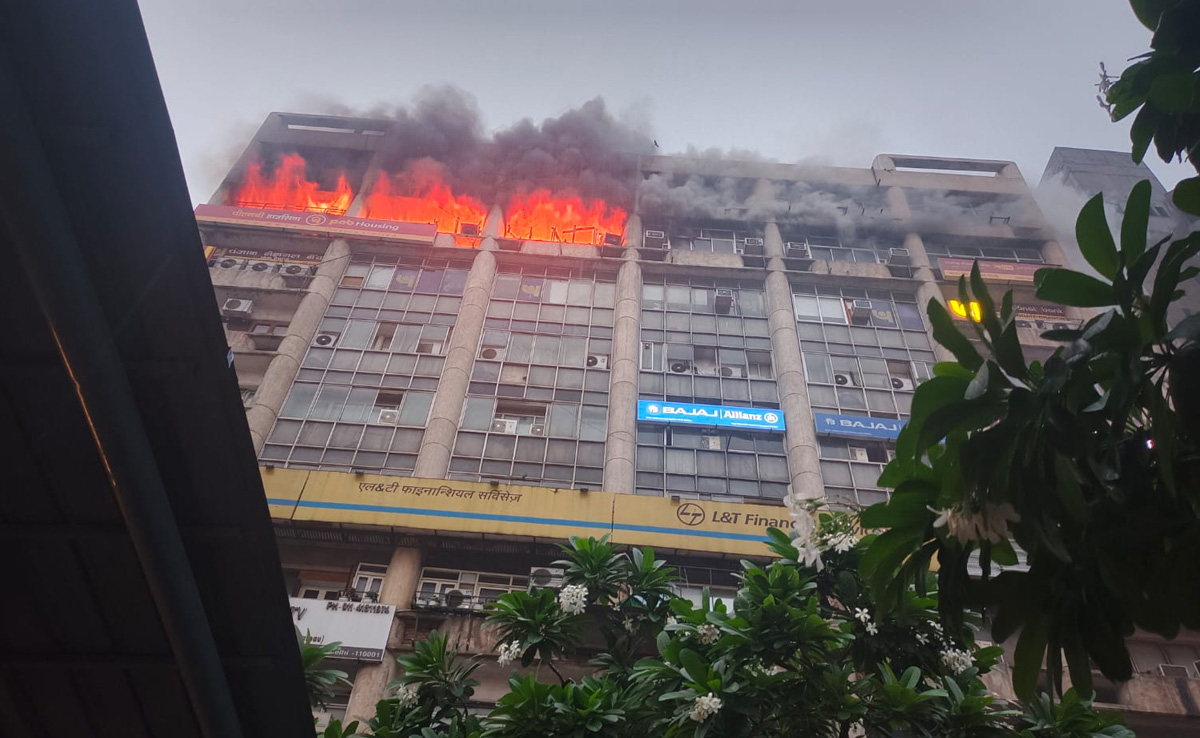 दिल्ली के बाराखंबा रोड पर DCM बिल्डिंग की 9वीं मंजिल पर लगी आग