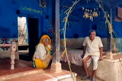 मध्य प्रदेश के विदिशा जिले के 40 लोग खुद को जिंदा साबित करने के लिए काट रहे चक्कर मध्य प्रदेश के विदिशा जिले के 40 लोग खुद को जिंदा साबित करने के लिए काट रहे चक्कर