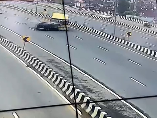 Video: School Bus Collides With SUV On Delhi-Meerut Expressway, 6 Dead