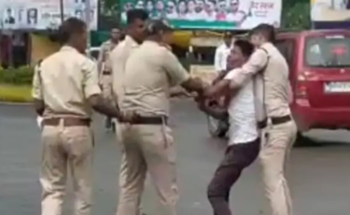 बैतूल में ट्रैफिक पुलिसकर्मियों ने युवक पर बरसाए लात-घूंसे
