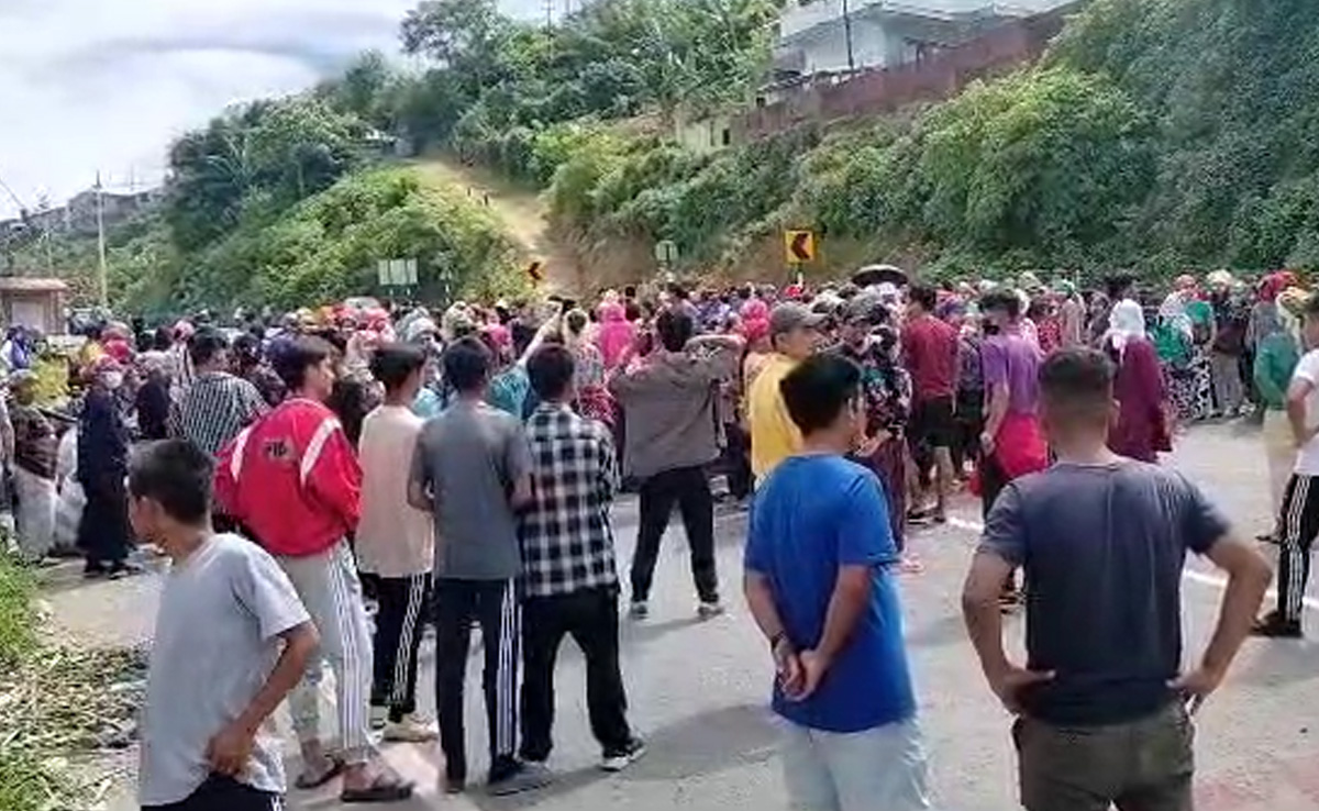 In New Manipur Standoff, Women Block Road To Stop Security Forces