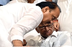 महाराष्ट्र: पवार Vs पवार की जंग में किसका पलड़ा भारी? किसके पास हैं ज्यादा विधायक? महाराष्ट्र: पवार Vs पवार की जंग में किसका पलड़ा भारी? किसके पास हैं ज्यादा विधायक?