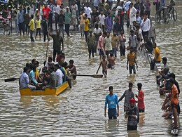 बारिश के बाद दिल्ली में यमुना का स्तर अभी भी खतरे के निशान के पार, लोगों की मुसीबतें भी बरकरार बारिश के बाद दिल्ली में यमुना का स्तर अभी भी खतरे के निशान के पार, लोगों की मुसीबतें भी बरकरार