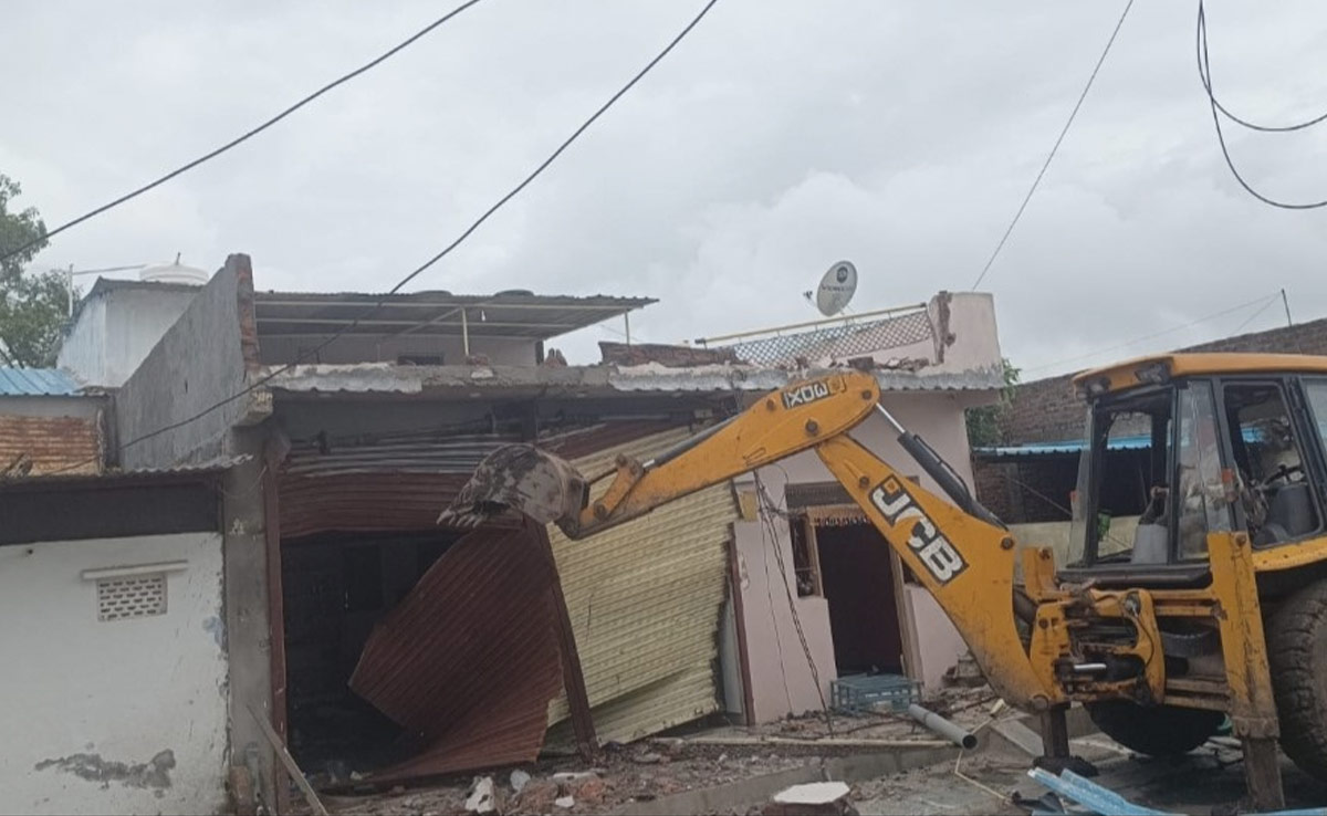 छोटी बच्चियों के साथ अश्लील हरकत करने वाले बुजुर्ग शख्स घर पर चला बुलडोजर