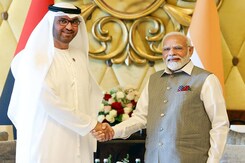 PM मोदी के UAE दौरे पर कई समझौते, स्थानीय मुद्राए में व्यपार को लेकर बनी सहमति PM मोदी के UAE दौरे पर कई समझौते, स्थानीय मुद्राए में व्यपार को लेकर बनी सहमति