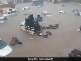 गुजरात में 'आफत' की बारिश, सड़कों पर भरा पानी, डूबी कारें, IMD ने जारी किया अलर्ट गुजरात में 'आफत' की बारिश, सड़कों पर भरा पानी, डूबी कारें, IMD ने जारी किया अलर्ट