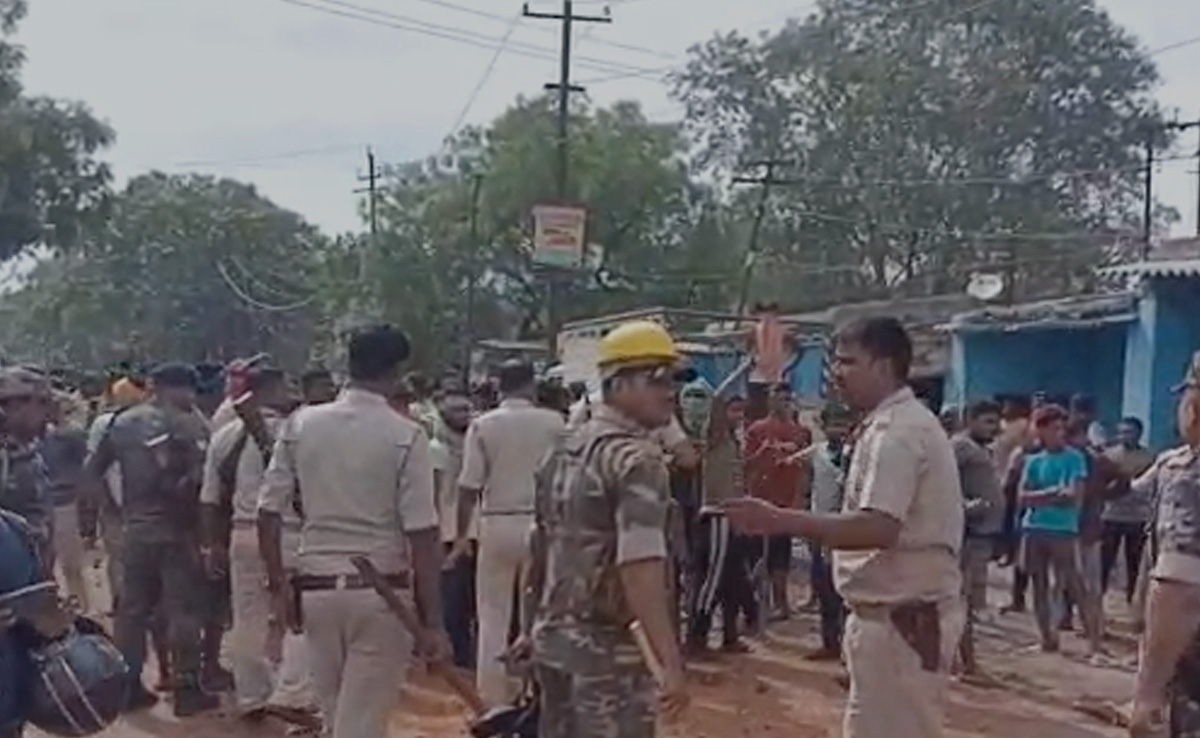 झारखंड : धनबाद में दो गुटों में हिंसक झड़प के बाद धारा 144 लागू, 20 से ज्यादा लोग गिरफ्तार