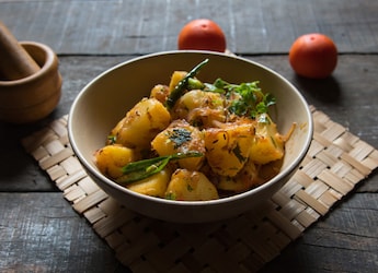 Sawan Somvar Vrat Special Aloo Chaat: How To Make This Fasting Favourite At Home Sawan Somvar Vrat Special Aloo Chaat: How To Make This Fasting Favourite At Home