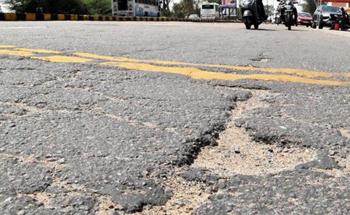 बांसवाड़ा : 3 साल में 3 बार रिपेयर हुई ये नेशनल हाईवे, लेकिन गड्ढे फिर भी मौजूद