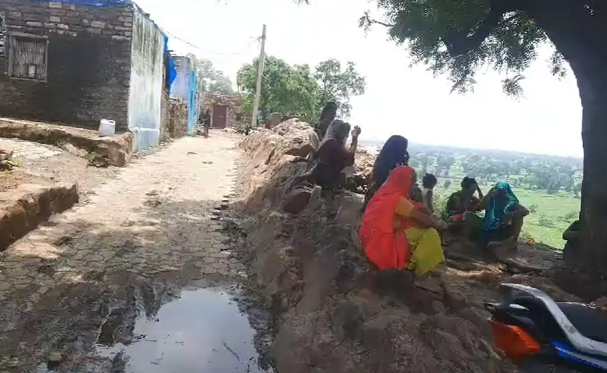नदी किनारे प्यासा गांव - लड़कों की नहीं हो रही शादी - पहाड़ चढ़कर लाना पड़ता है पानी