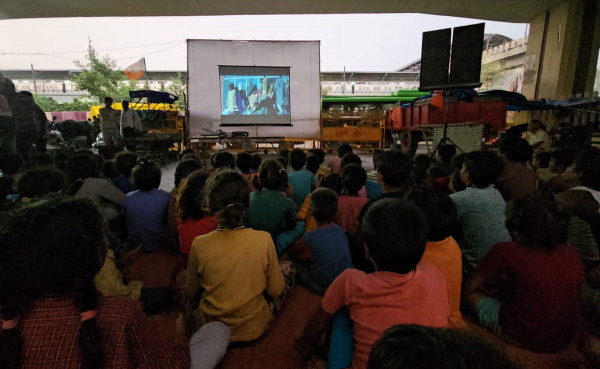 दिल्ली : बाढ़ पीड़ितों का दर्द कम करने में जुटी BJP, राहत शिविर में दिखा रही फिल्म