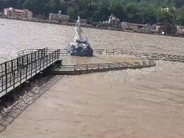 ऋषिकेश में गंगा का जलस्तर चेतावनी के स्तर के पार, त्रिवेणी घाट का आरती स्थल पानी में डूबा ऋषिकेश में गंगा का जलस्तर चेतावनी के स्तर के पार, त्रिवेणी घाट का आरती स्थल पानी में डूबा