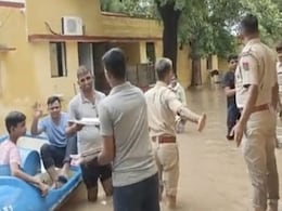जोधपुर : बांध के ओवरफ्लो होने से थाने में भरा पानी, नाव के जरिए आरोपी को ले जाना पड़ा कोर्ट जोधपुर : बांध के ओवरफ्लो होने से थाने में भरा पानी, नाव के जरिए आरोपी को ले जाना पड़ा कोर्ट