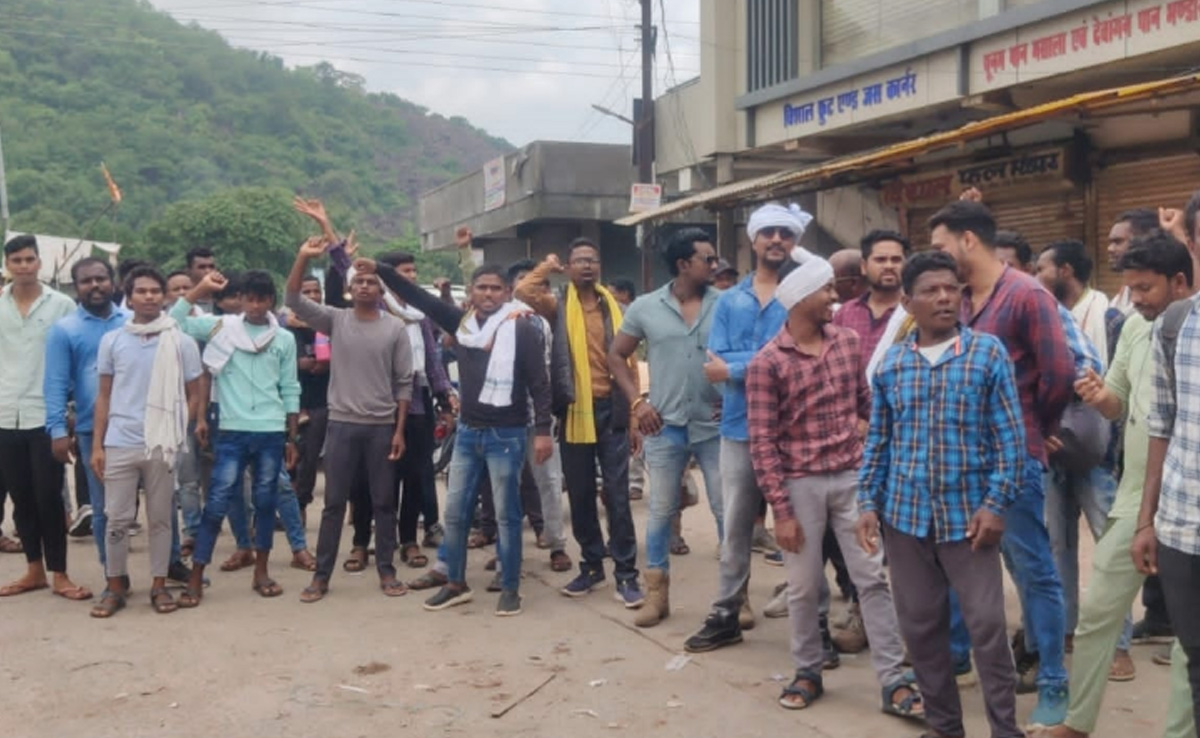 मणिपुर हिंसा को लेकर सर्व आदिवासी समाज ने किया बस्तर बंद, नगर में नहीं खुली दुकानें