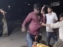 यूपी के हरदोई में सिपाही ने युवक को सरेआम जूते से पीटा, 4 मिनिट में किए 38 प्रहार यूपी के हरदोई में सिपाही ने युवक को सरेआम जूते से पीटा, 4 मिनिट में किए 38 प्रहार