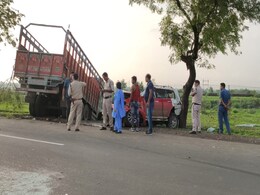 ट्रक और कार की जोरदार भिड़ंत, कार सवार 6 युवकों की मौत, 1 घायल ट्रक और कार की जोरदार भिड़ंत, कार सवार 6 युवकों की मौत, 1 घायल