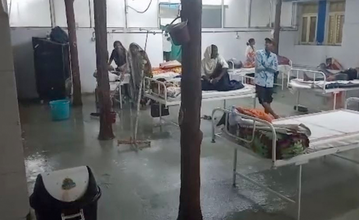 मध्य प्रदेश: स्वास्थ्य केंद्र में टपकती छत के नीचे हो रहा मरीजों का इलाज