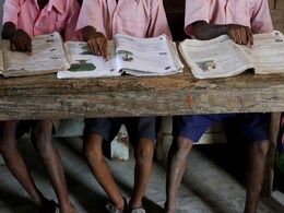 स्कूल में जबर्दस्ती छात्रों से मालिश करवाता था शिक्षक, मना करने पर बच्चों को पीटता था, हुआ निलंबित स्कूल में जबर्दस्ती छात्रों से मालिश करवाता था शिक्षक, मना करने पर बच्चों को पीटता था, हुआ निलंबित