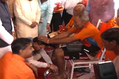 उत्तराखंड के मुख्यमंत्री ने हरिद्वार में कांवड़ियों के पैर धोये उत्तराखंड के मुख्यमंत्री ने हरिद्वार में कांवड़ियों के पैर धोये