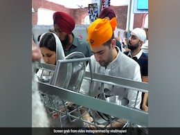 Video: राघव चड्ढा और परिणीति चोपड़ा ने गोल्डन टेंपल में धोए बर्तन, ऐसे की सेवा Video: राघव चड्ढा और परिणीति चोपड़ा ने गोल्डन टेंपल में धोए बर्तन, ऐसे की सेवा