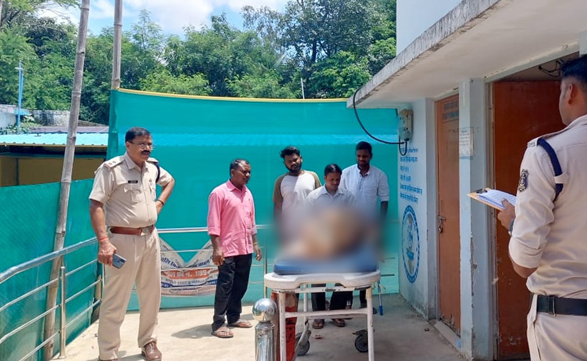 अम्बिकापुर : सौतेले बेटों ने अपने पिता की धारदार हथियार से की हत्या,  जांच में जुटी पुलिस