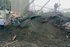 मेरठ में रैपिड मेट्रो के पुल का पिलर गिरा, 8 मजदूर घायल मेरठ में रैपिड मेट्रो के पुल का पिलर गिरा, 8 मजदूर घायल