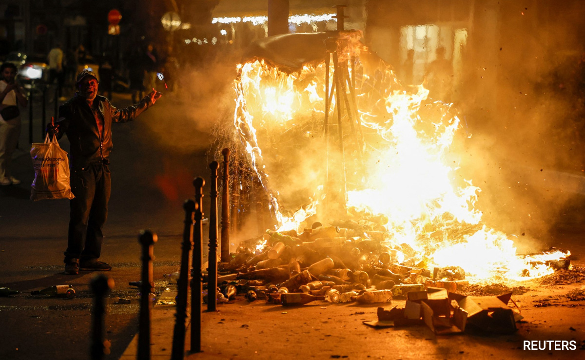 Man Tries To Break Into Shop During French Protests, Falls From Roof, Dies