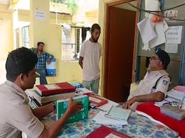 सब्जी में डाला टमाटर तो गुस्से में घर छोड़कर चली गई पत्नी, पति ने थाने में दर्ज कराई शिकायत सब्जी में डाला टमाटर तो गुस्से में घर छोड़कर चली गई पत्नी, पति ने थाने में दर्ज कराई शिकायत