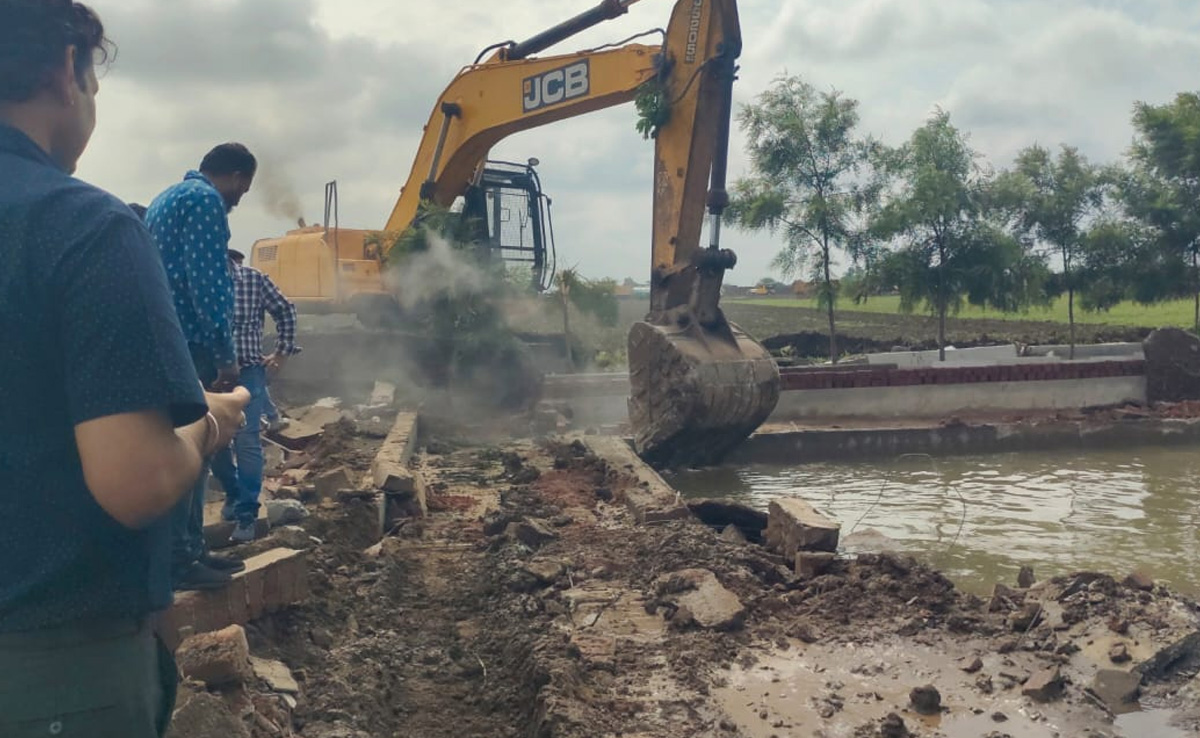 इंदौर प्रशासन ने भू-माफिया इस्लाम पटेल का फार्म हाउस किया जमींदोज, रासुका के तहत पहले भी हो चुकी है कार्रवाई