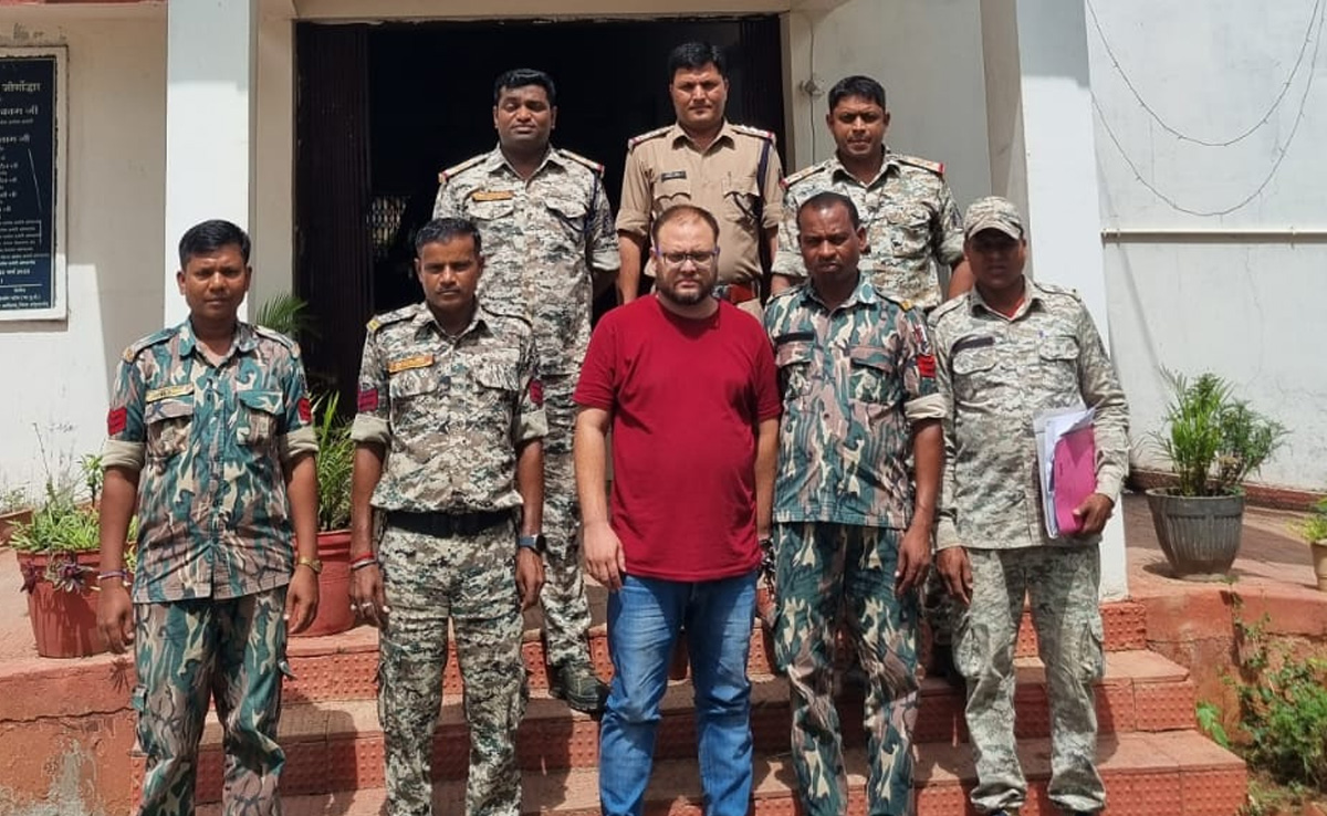 दर्जनों लोगों को झांसा देकर लाखों रुपये की ठगी करने वाला आरोपी रायपुर से गिरफ्तार