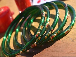 Sawan 2023: क्या आप जानते हैं सावन में हरे रंग का महत्व, इस कारण महिलाएं पहनती हैं हरी चूड़ियां Sawan 2023: क्या आप जानते हैं सावन में हरे रंग का महत्व, इस कारण महिलाएं पहनती हैं हरी चूड़ियां