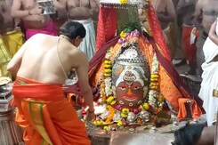 उज्जैन के महाकाल मंदिर में घुस आया बरसात का पानी, बचकर भागे श्रद्धालु उज्जैन के महाकाल मंदिर में घुस आया बरसात का पानी, बचकर भागे श्रद्धालु